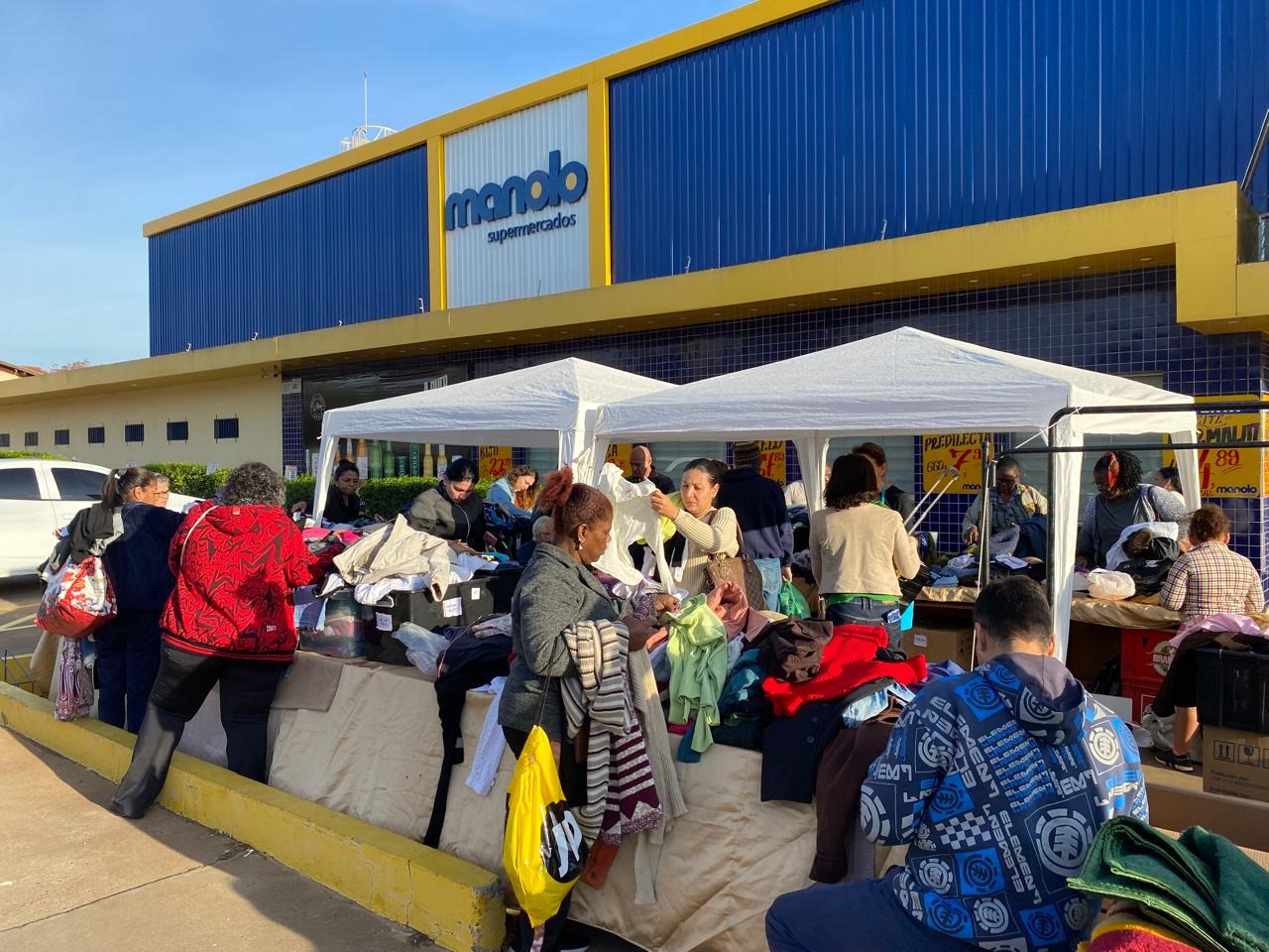 Bazar oferece diversas opções em roupas neste sábado