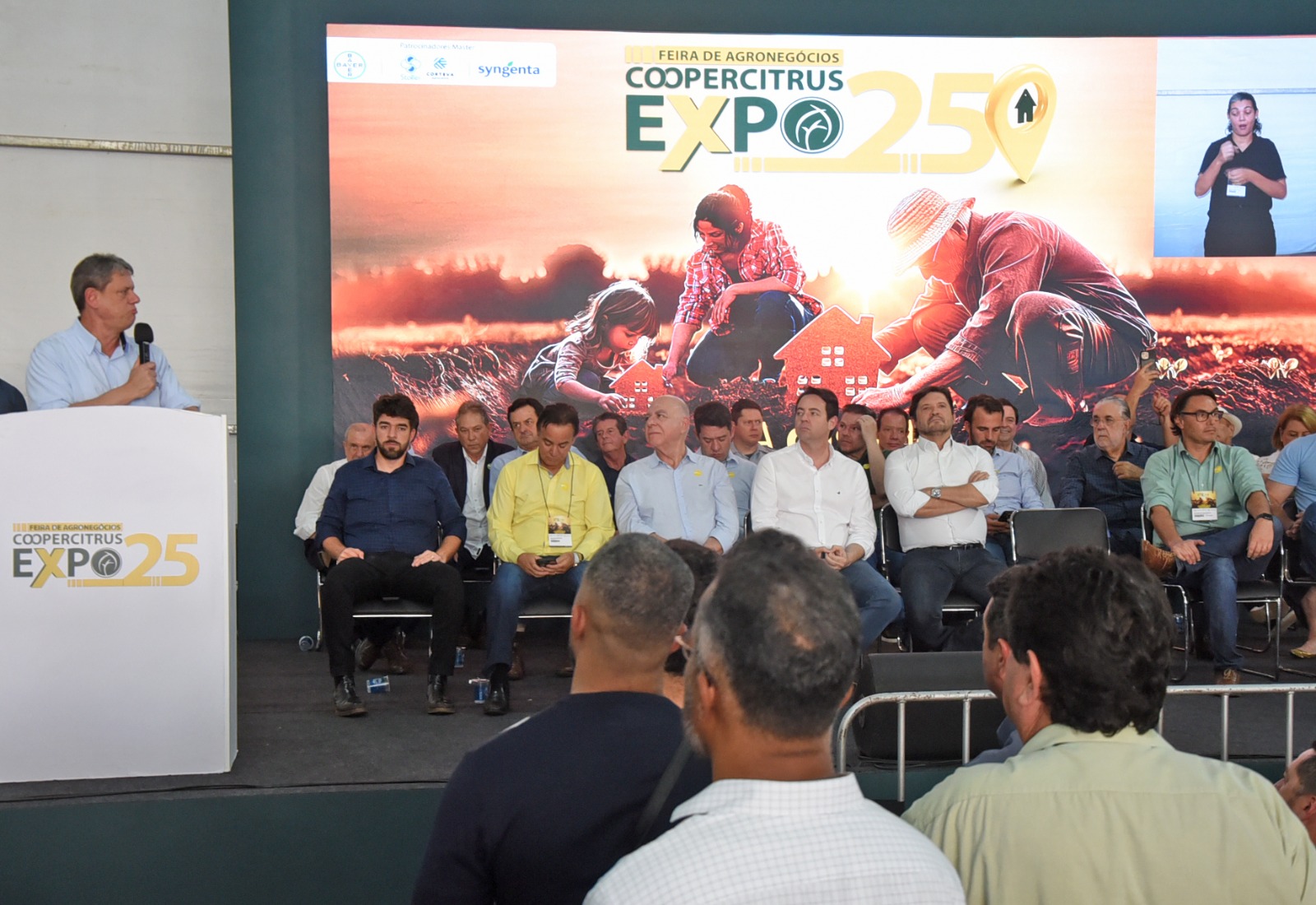 Prefeito e vice de Barretos marcam presença na abertura da Coopercitrus Expo 2025