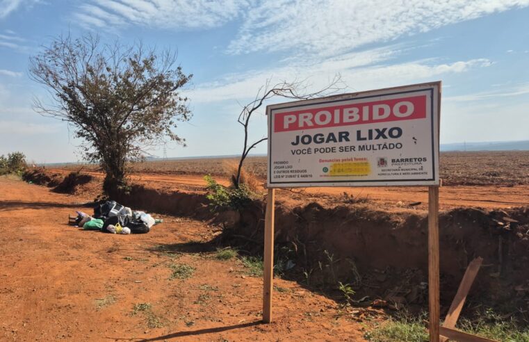 SAAE volta a alertar sobre descarte irregular de lixo: entulho é deixado próximo a placa de proibição e caçamba nas Contendas