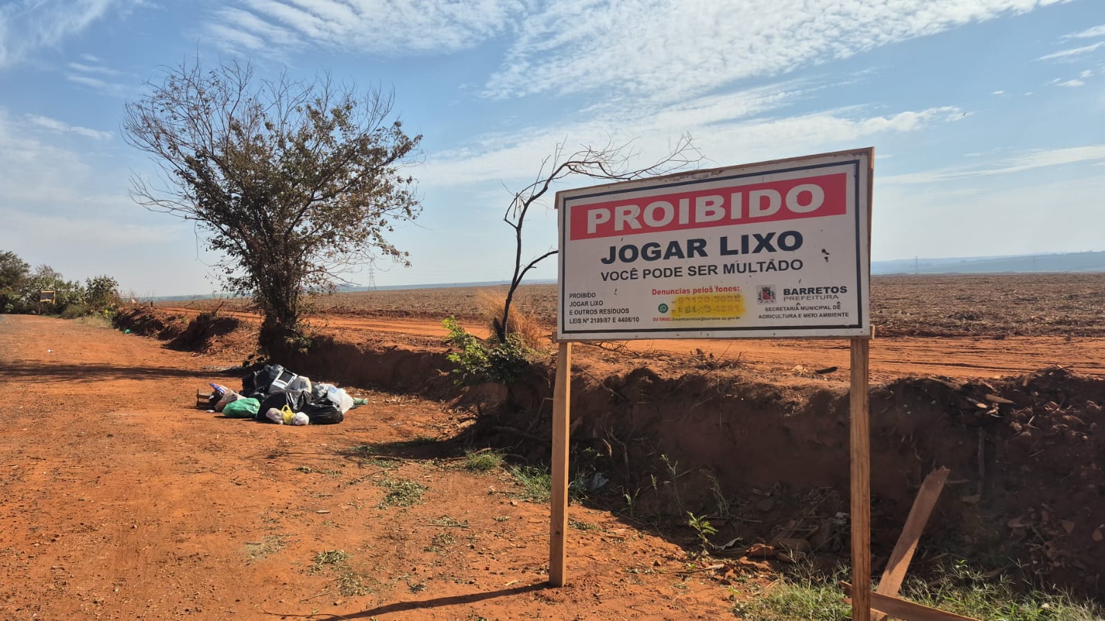 SAAE volta a alertar sobre descarte irregular de lixo: entulho é deixado próximo a placa de proibição e caçamba nas Contendas