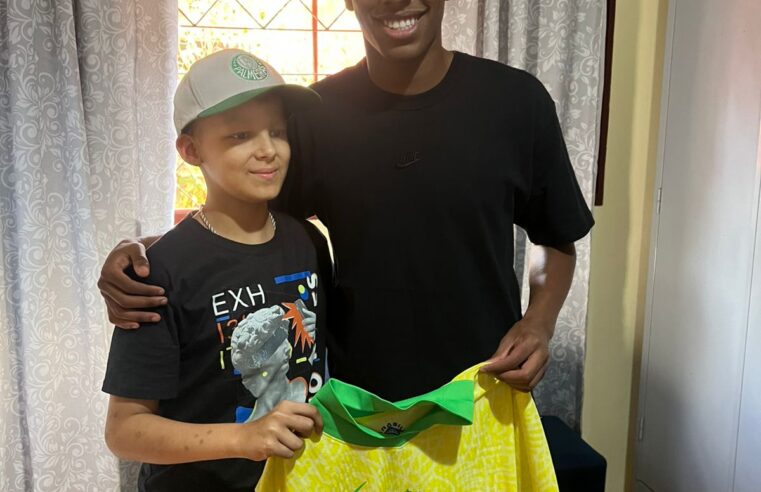 Atacante Estevão esteve com crianças em abrigo de Barretos