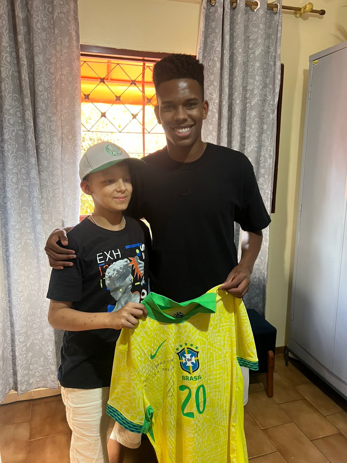 Atacante Estevão esteve com crianças em abrigo de Barretos