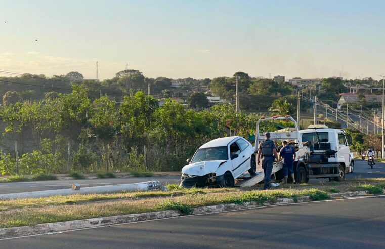 Condutora colide contra poste após desviar de moto na avenida das Nações