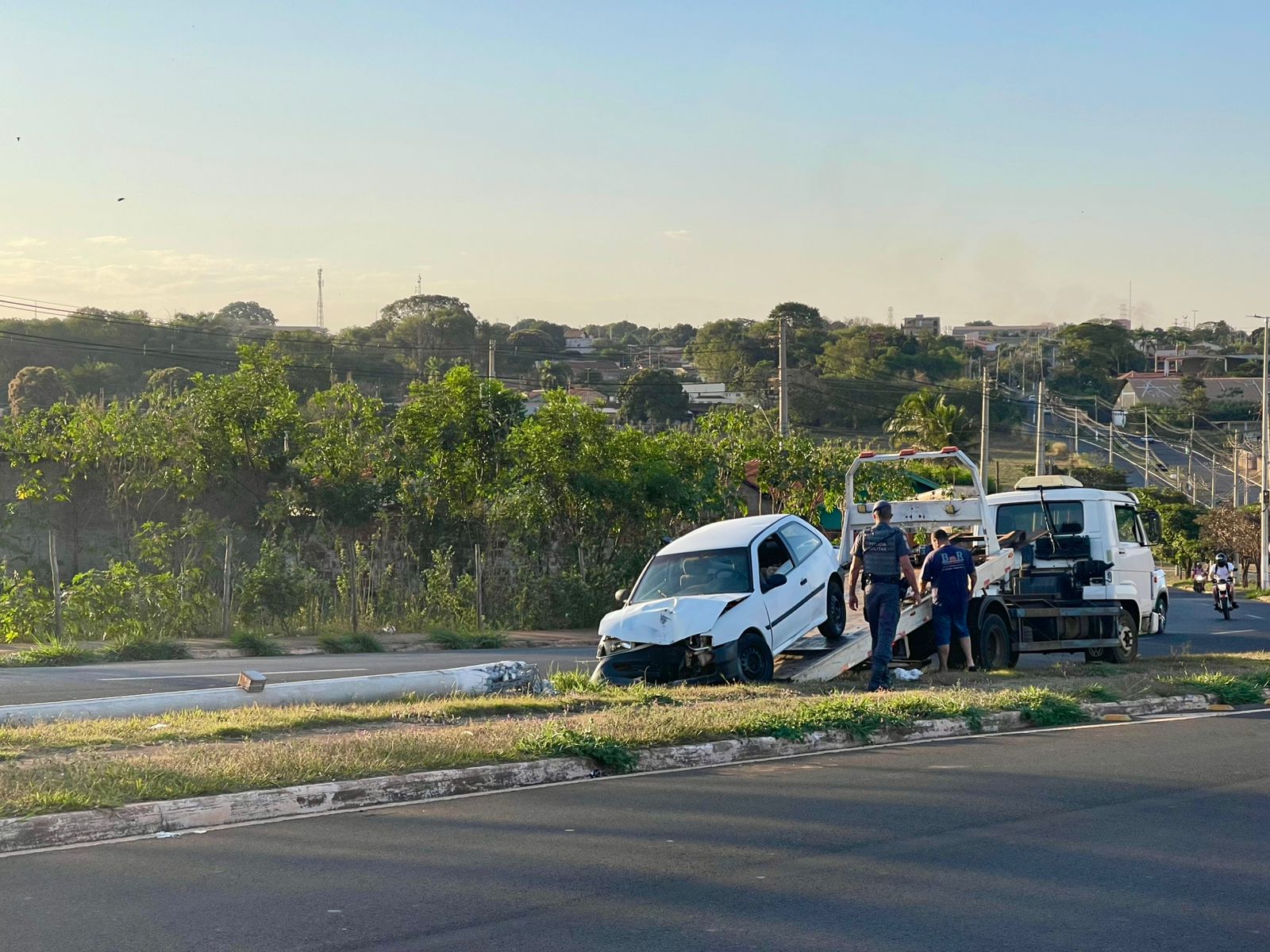 Condutora colide contra poste após desviar de moto na avenida das Nações