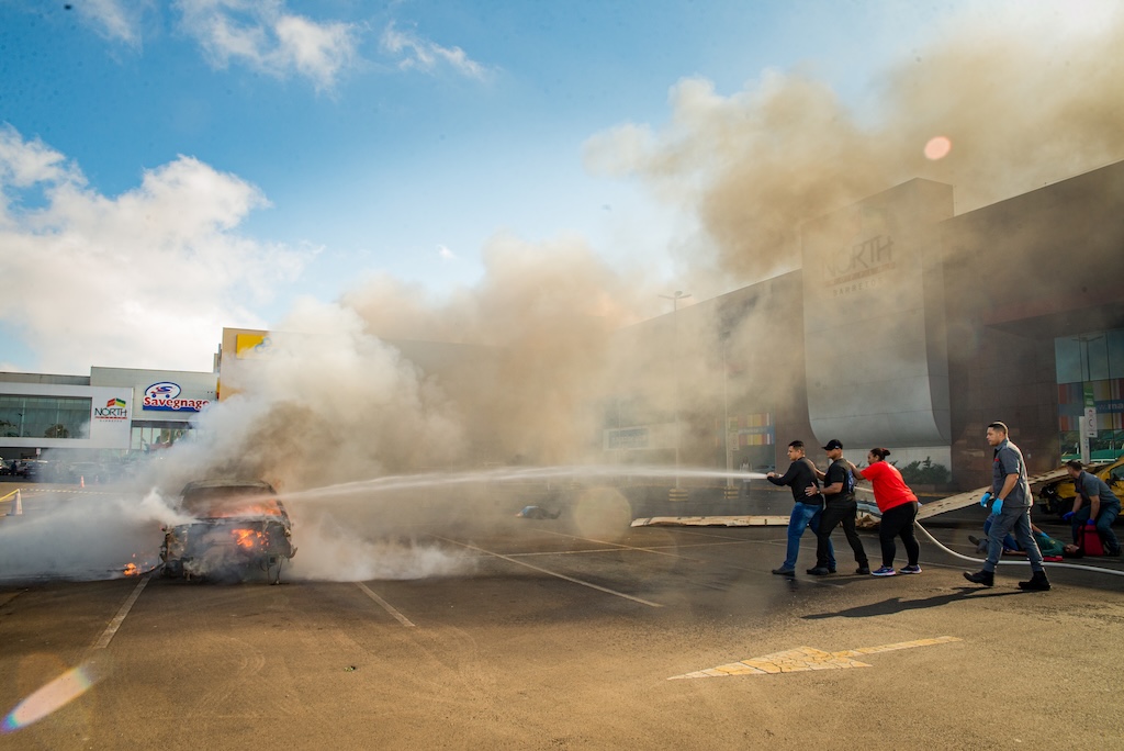 Simulado de emergência no estacionamento do North Shopping Barretos treina equipe