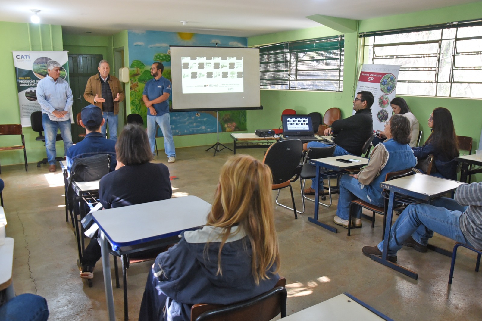 Curso de enxertia em plantas frutíferas reúne profissionais de Barretos e região