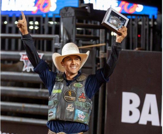 Campeão da PBR Brazil lidera etapa Barretos com duas paradas no rodeio em touros