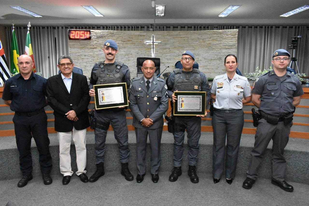 Câmara entrega títulos para tenente e cabo da Força Tática