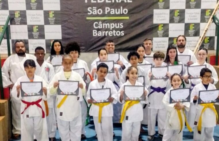 Karatecas recebem faixas e certificados em Projeto