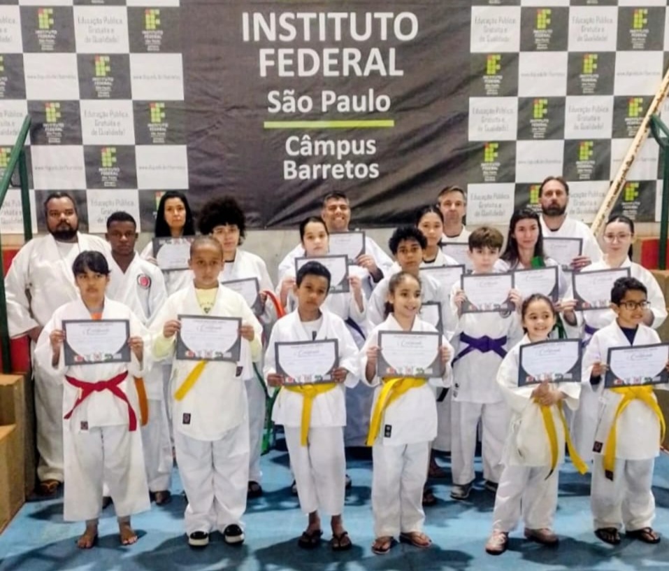 Karatecas recebem faixas e certificados em Projeto