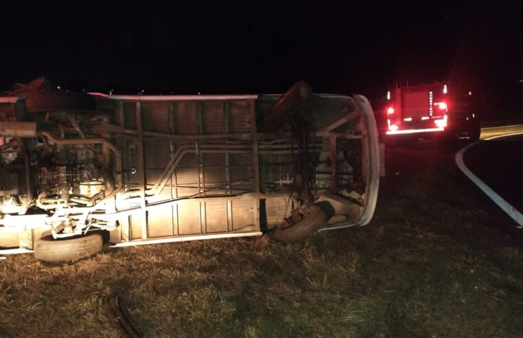Tombamento em trevo deixa dois feridos