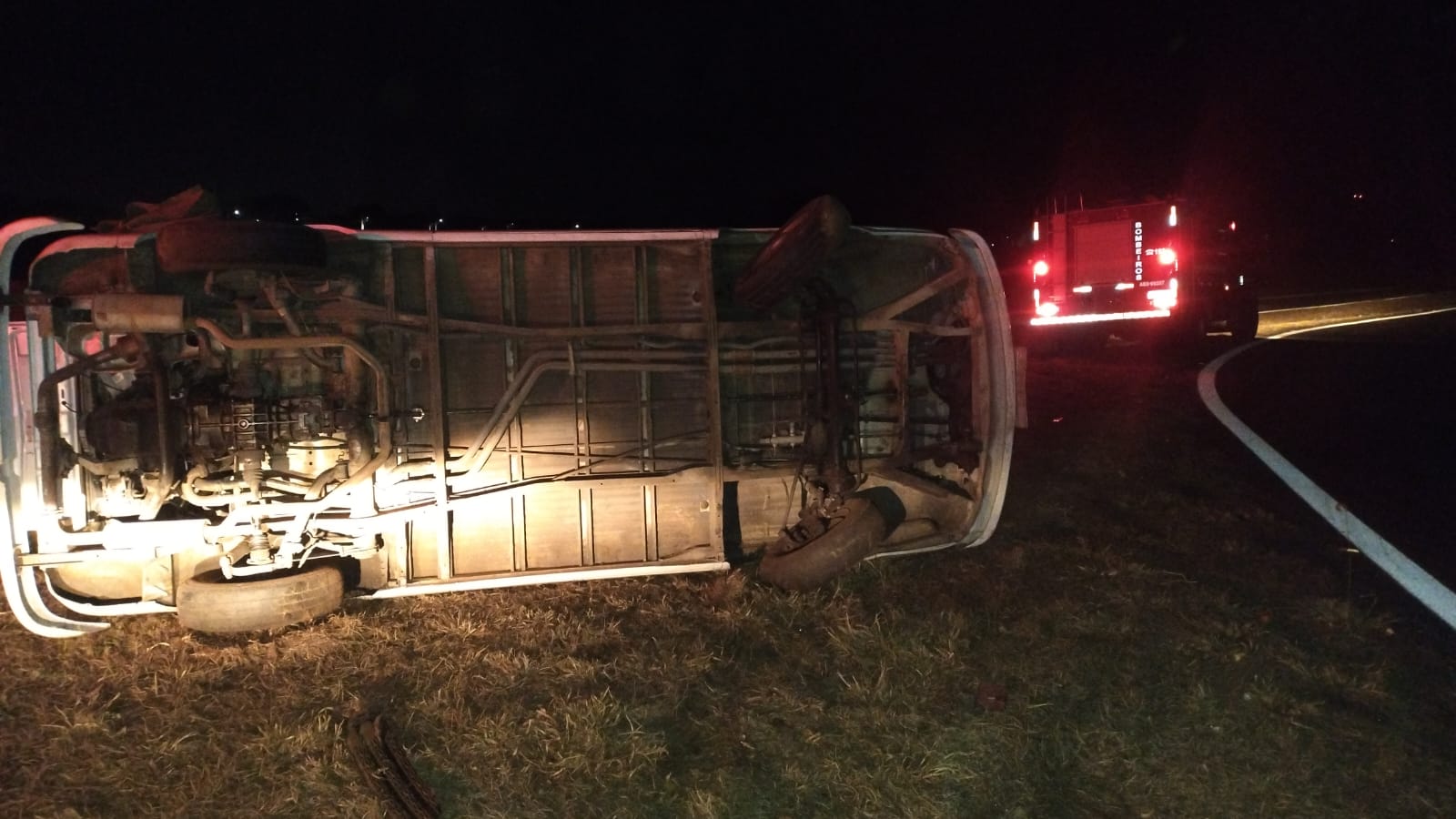 Tombamento em trevo deixa dois feridos