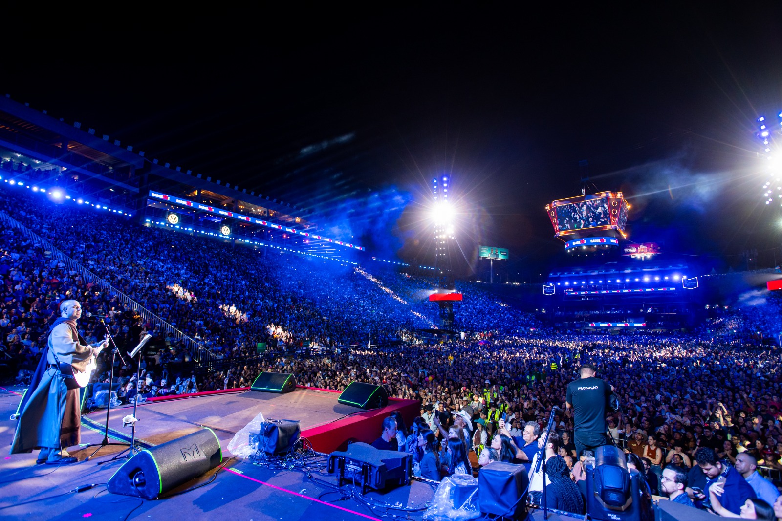 Frei Gilson transforma Festa do Peão de Barretos em atmosfera de fé e de adoração