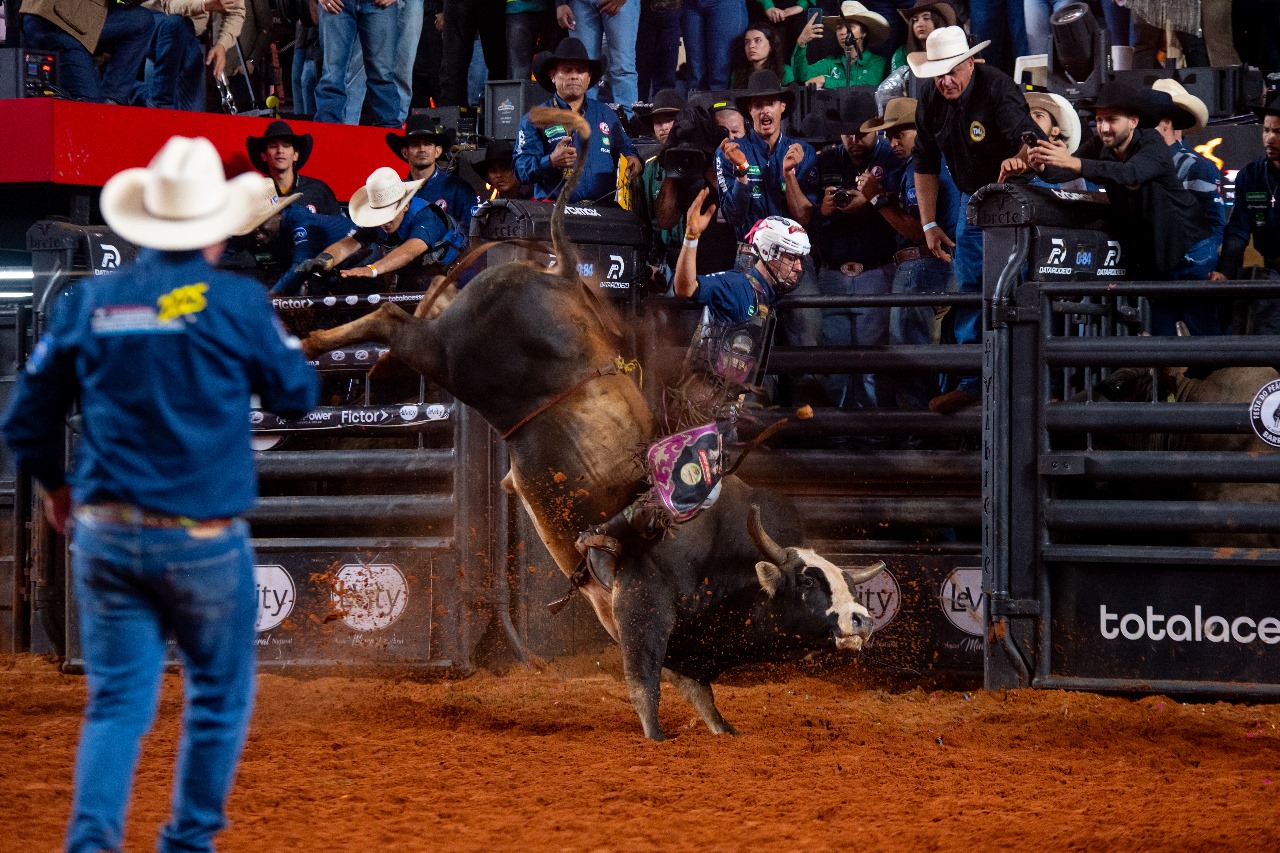 Mineiro de Cantagalo vence montarias na terceira noite do Barretos International