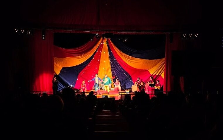 Plateia lotada aplaude espetáculo O Grande Circo Musical em Barretos