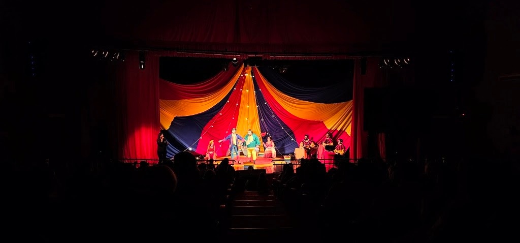 Plateia lotada aplaude espetáculo O Grande Circo Musical em Barretos