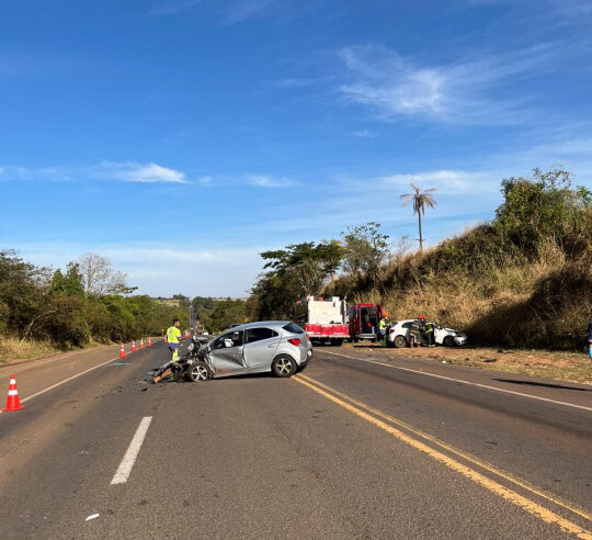 Bibliotecária de 62 anos morre em colisão frontal na SP-322