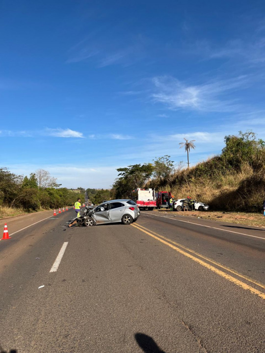 Bibliotecária de 62 anos morre em colisão frontal na SP-322