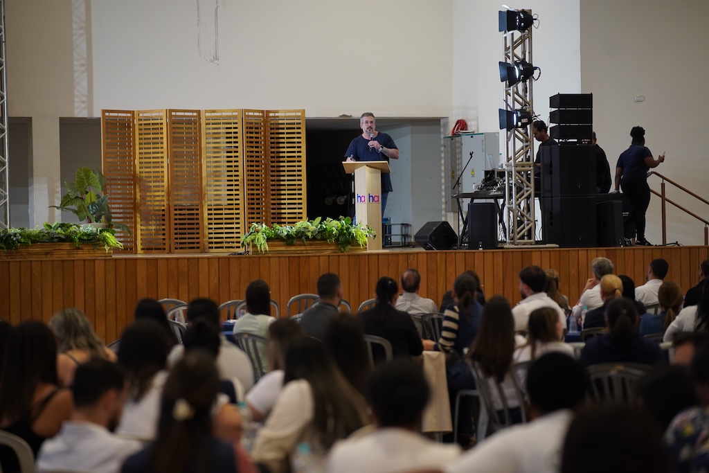 Thiago Queiroz aborda em palestra os vínculos entre pais e filhos no Hospital de Amor