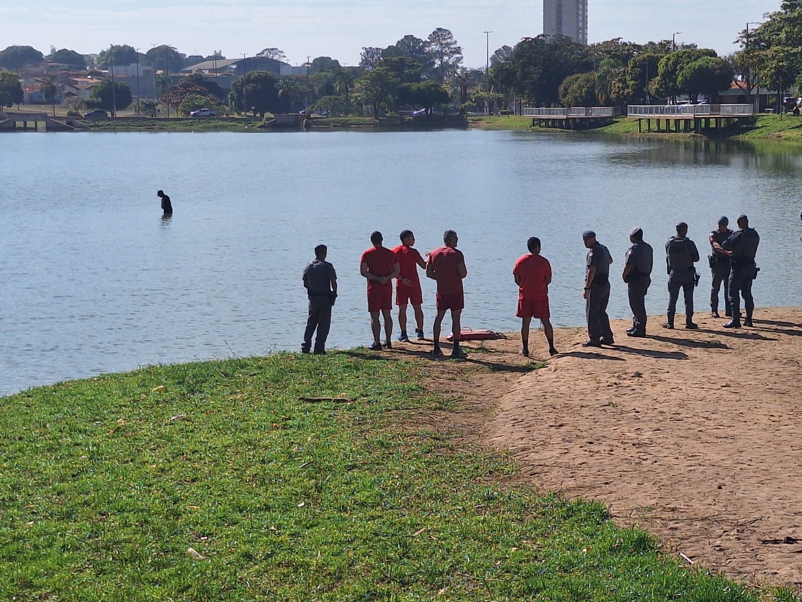 Procurado da PM é preso logo após adentrar o lago