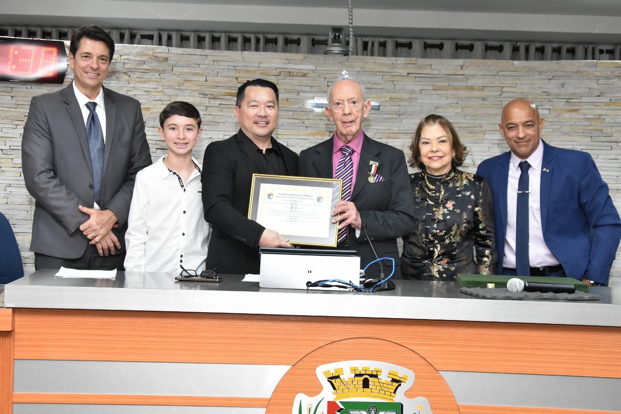 Capelão do Batalhão homenageia ex-prefeito com a Medalha São Paulo