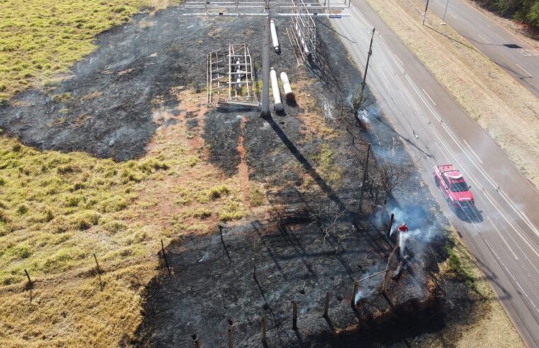 Bombeiros combatem incêndio nas margens da Via das Comitivas