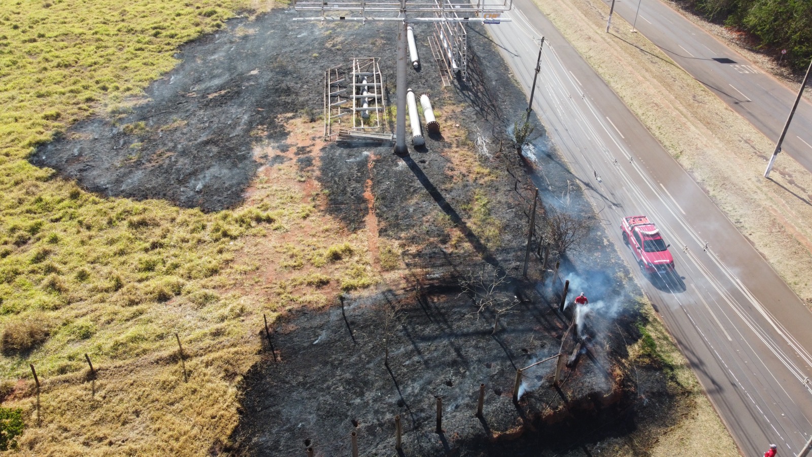 Bombeiros combatem incêndio nas margens da Via das Comitivas