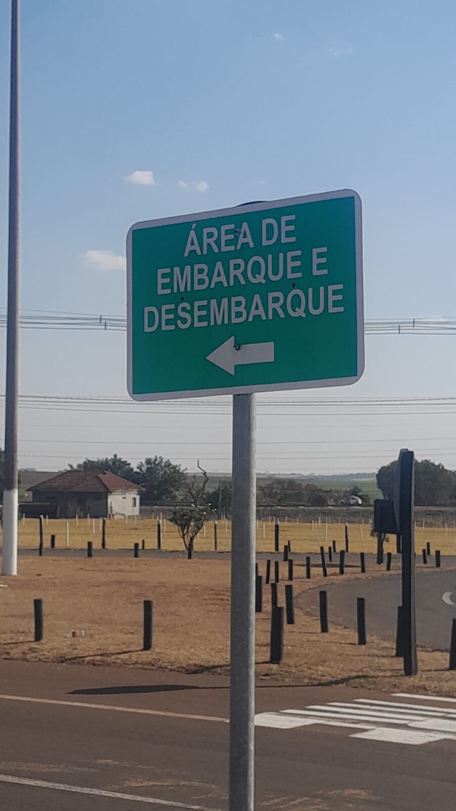 Acesso ao Parque do Peão: motoristas devem utilizar área sinalizada com placa indicando “embarque e desembarque”