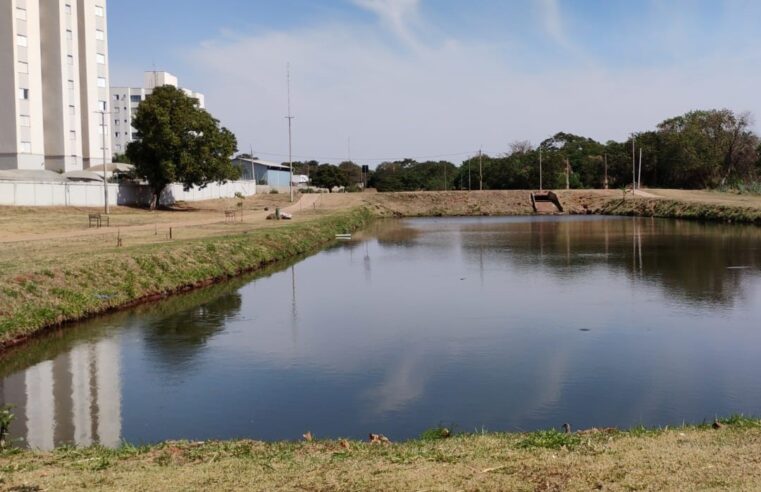 Prefeitura de Barretos realiza limpeza no lago do Parque Ecológico Enéas Carneiro