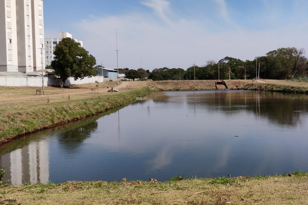 Prefeitura de Barretos realiza limpeza no lago do Parque Ecológico Enéas Carneiro