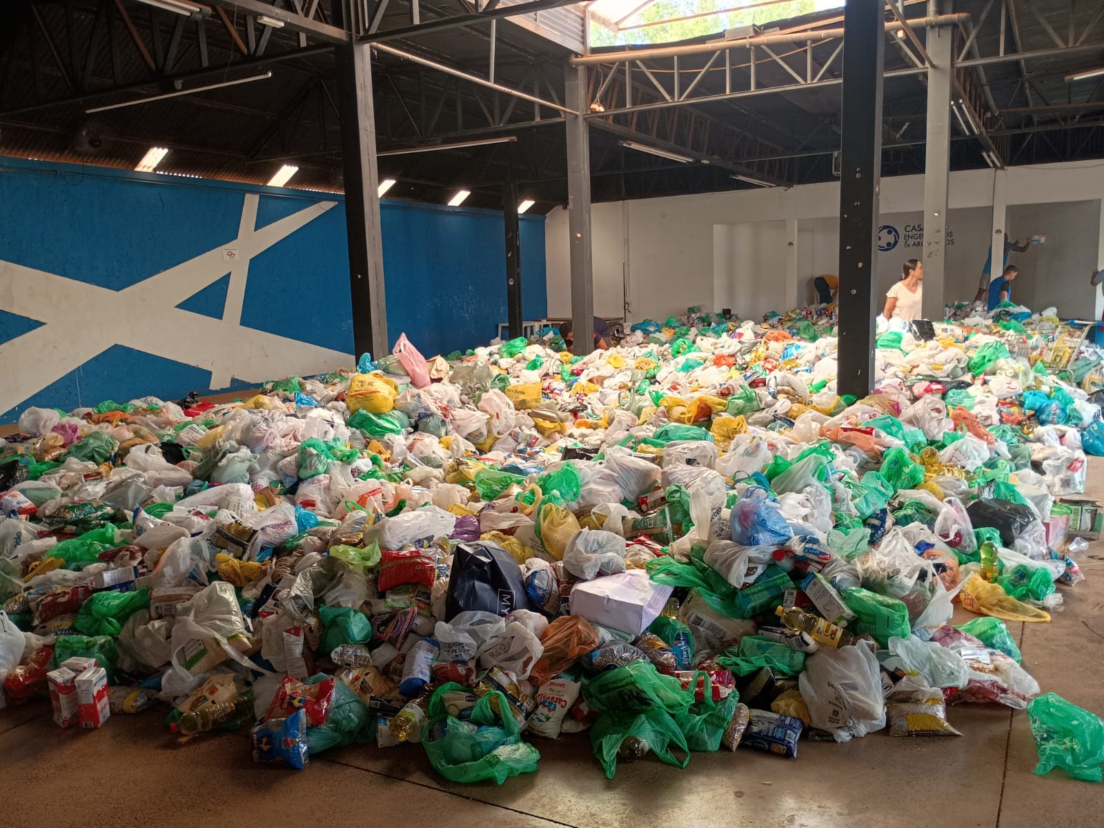 Show de Frei Gilson no Parque do Peão arrecada mais de 30 toneladas de alimentos