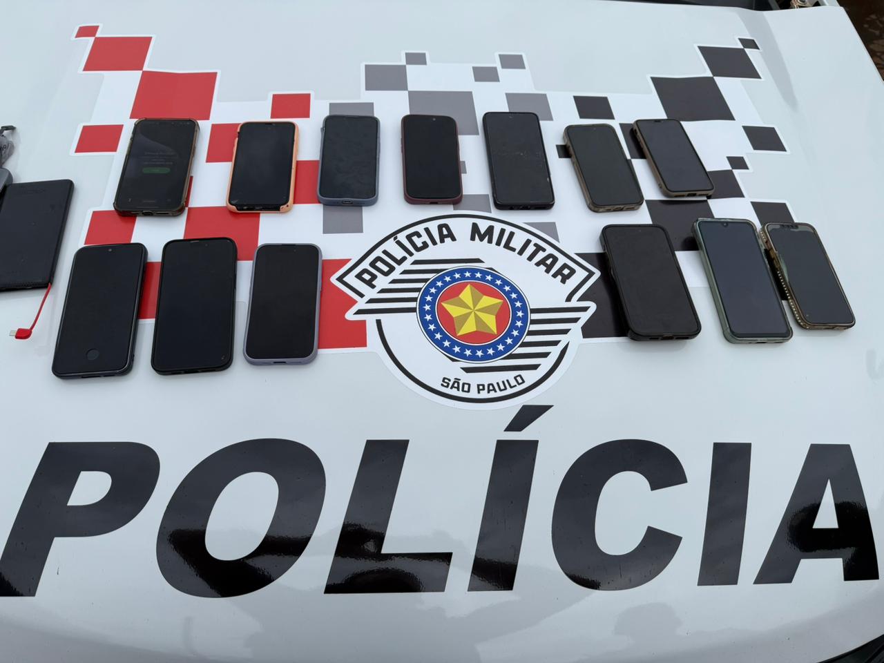 Trio é preso com 10 celulares modelo Iphone em hotel de Colômbia