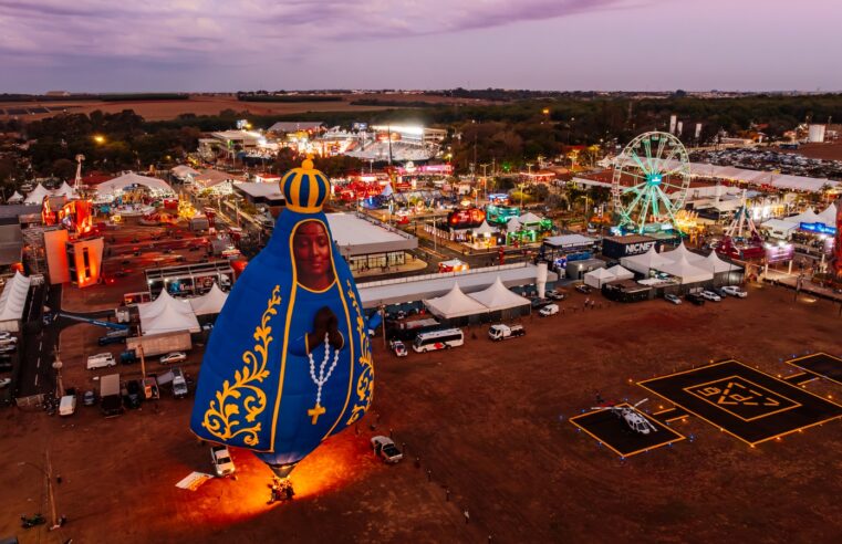 Balão gigante de Nossa Senhora emociona público no Parque do Peão, em Barretos