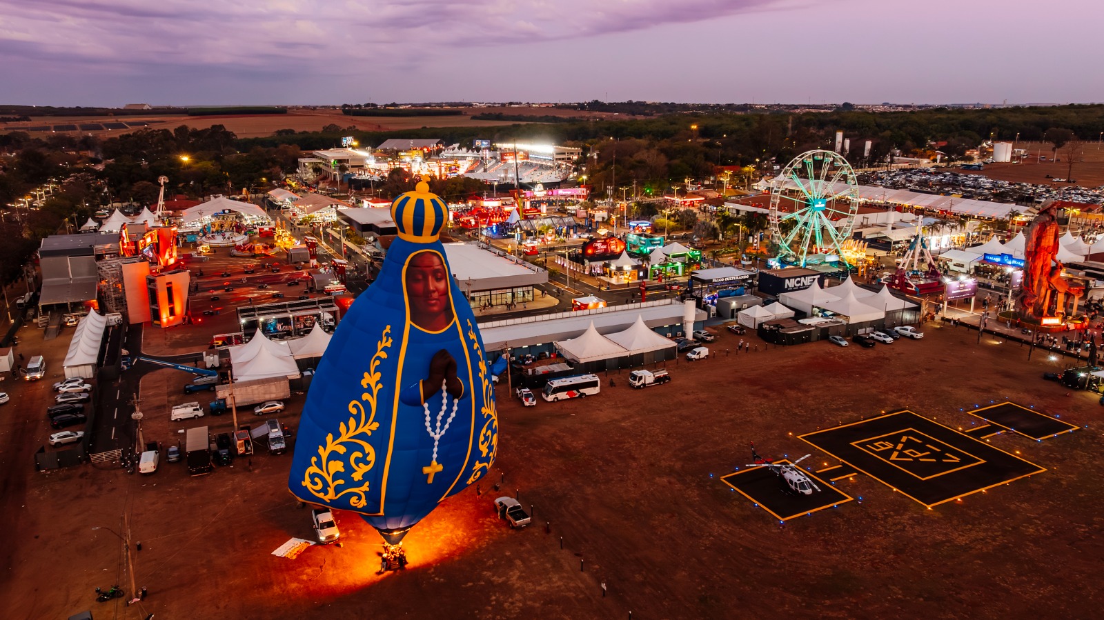 Balão gigante de Nossa Senhora emociona público no Parque do Peão, em Barretos