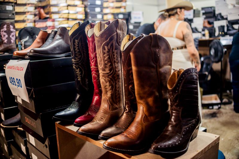 Do chapéu à bota: a força e o luxo da moda sertaneja na Festa do Peão de Barretos