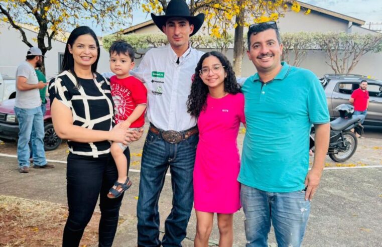 Campeão do Rodeio Internacional é recepcionado como herói em sua cidade natal