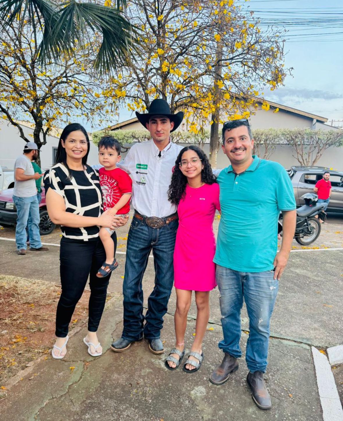 Campeão do Rodeio Internacional é recepcionado como herói em sua cidade natal