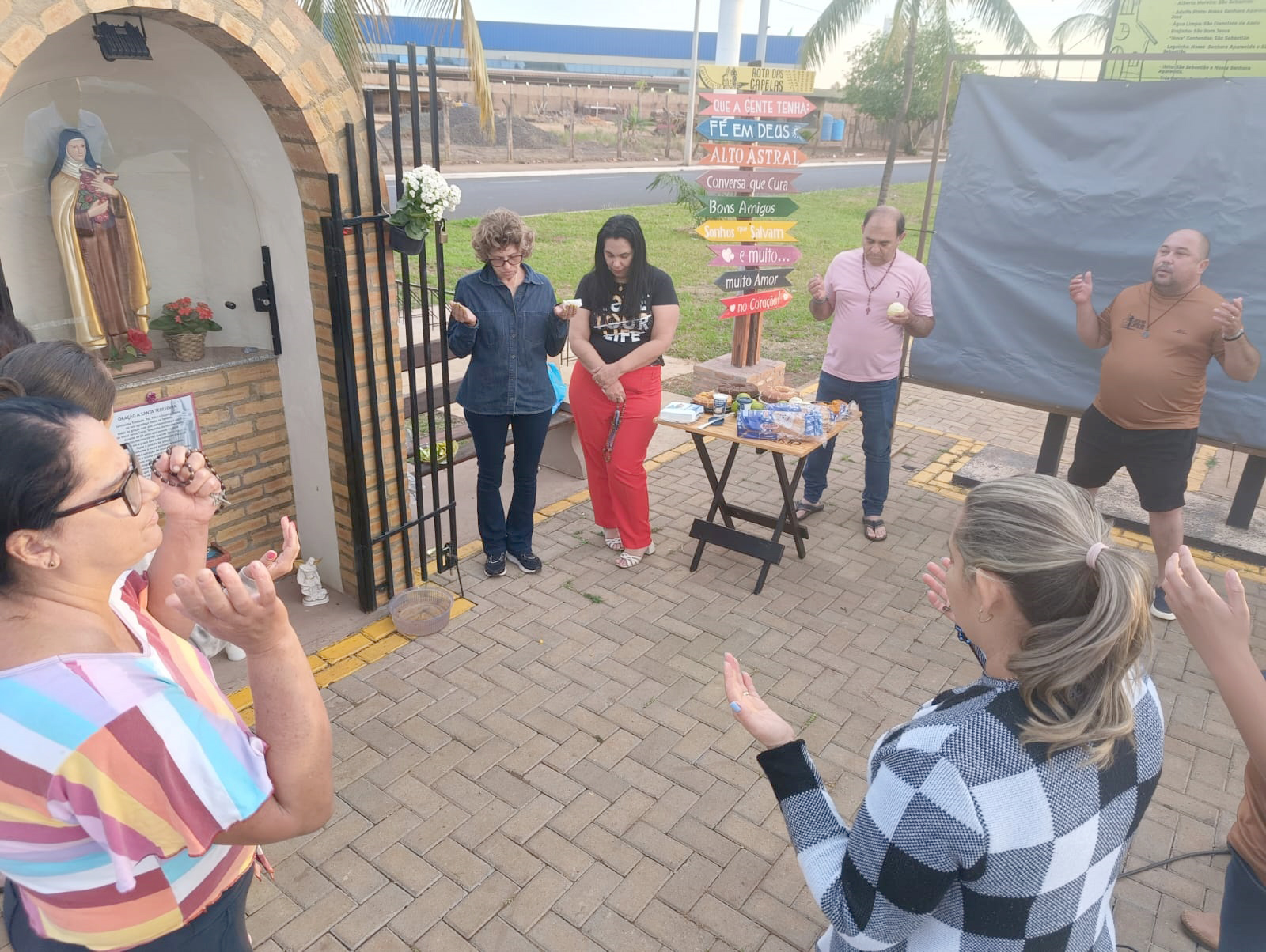 Barretenses acompanham oração do Rosário do Frei Gilson