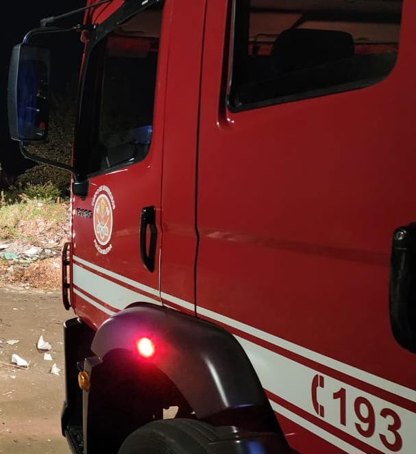 Carreta pega fogo na rodovia Faria Lima