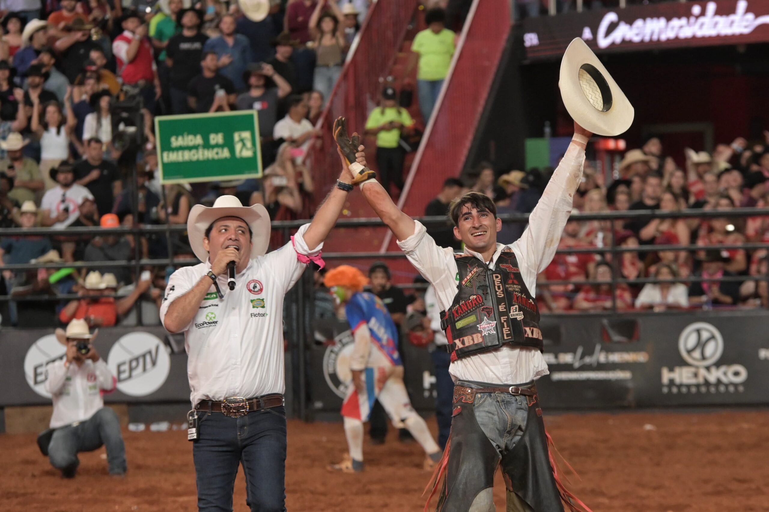Brasileiro Vitor Dias é campeão invicto do 32º Barretos International Rodeo