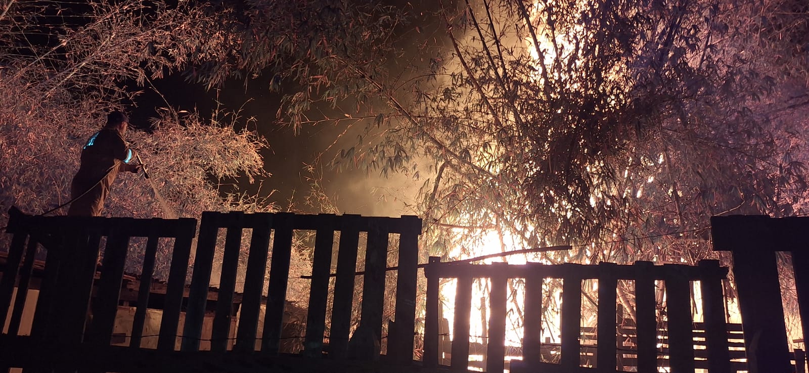 Bombeiros e Defesa Civil controlam incêndio na região do HA