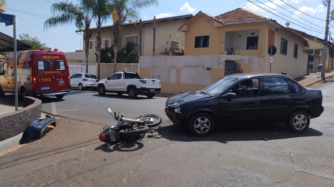 Motociclista fica ferido em colisão no centro