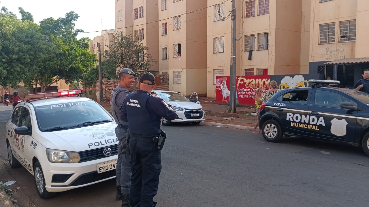 Prefeitura fecha estabelecimentos em operação no Luís Spina