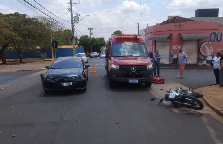Bombeiros socorrem motociclista ferida em acidente