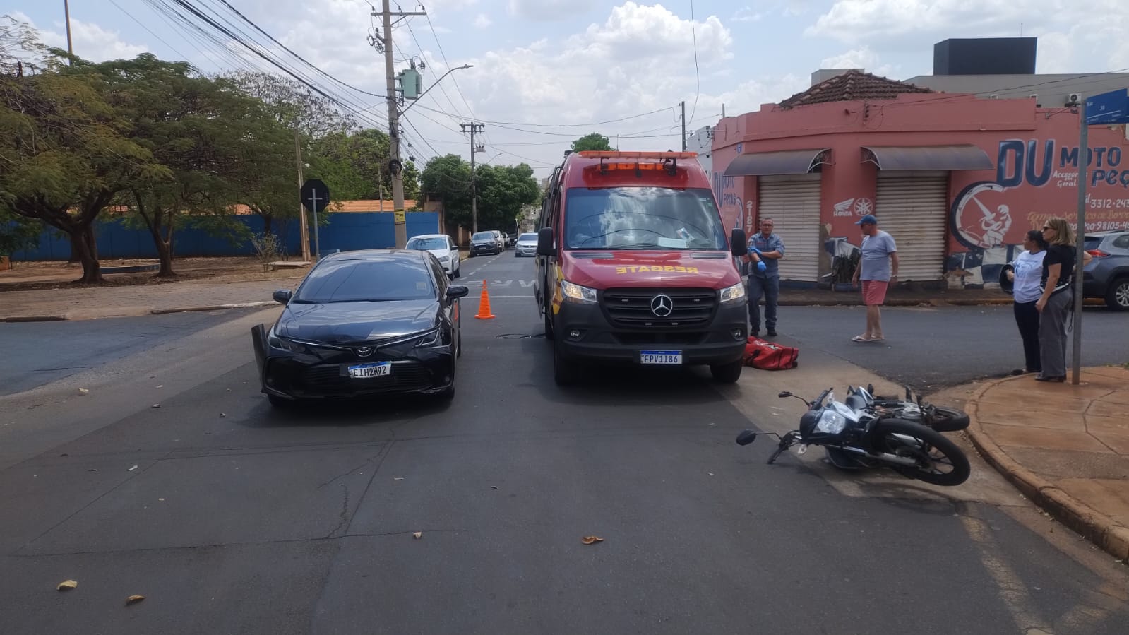 Bombeiros socorrem motociclista ferida em acidente