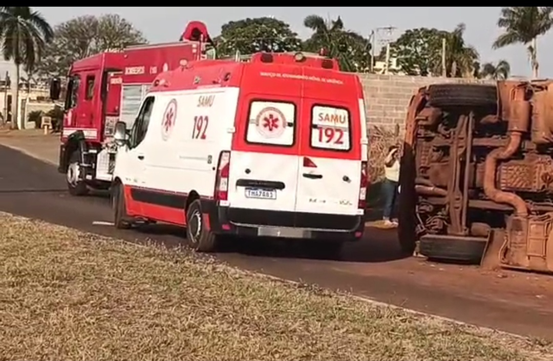 Carreta tomba na vicinal Pedro Vicentini
