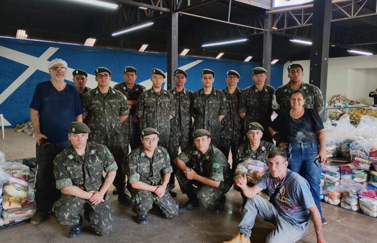 Tiro de Guerra faz separação de alimentos arrecadados no show do Frei Gilson