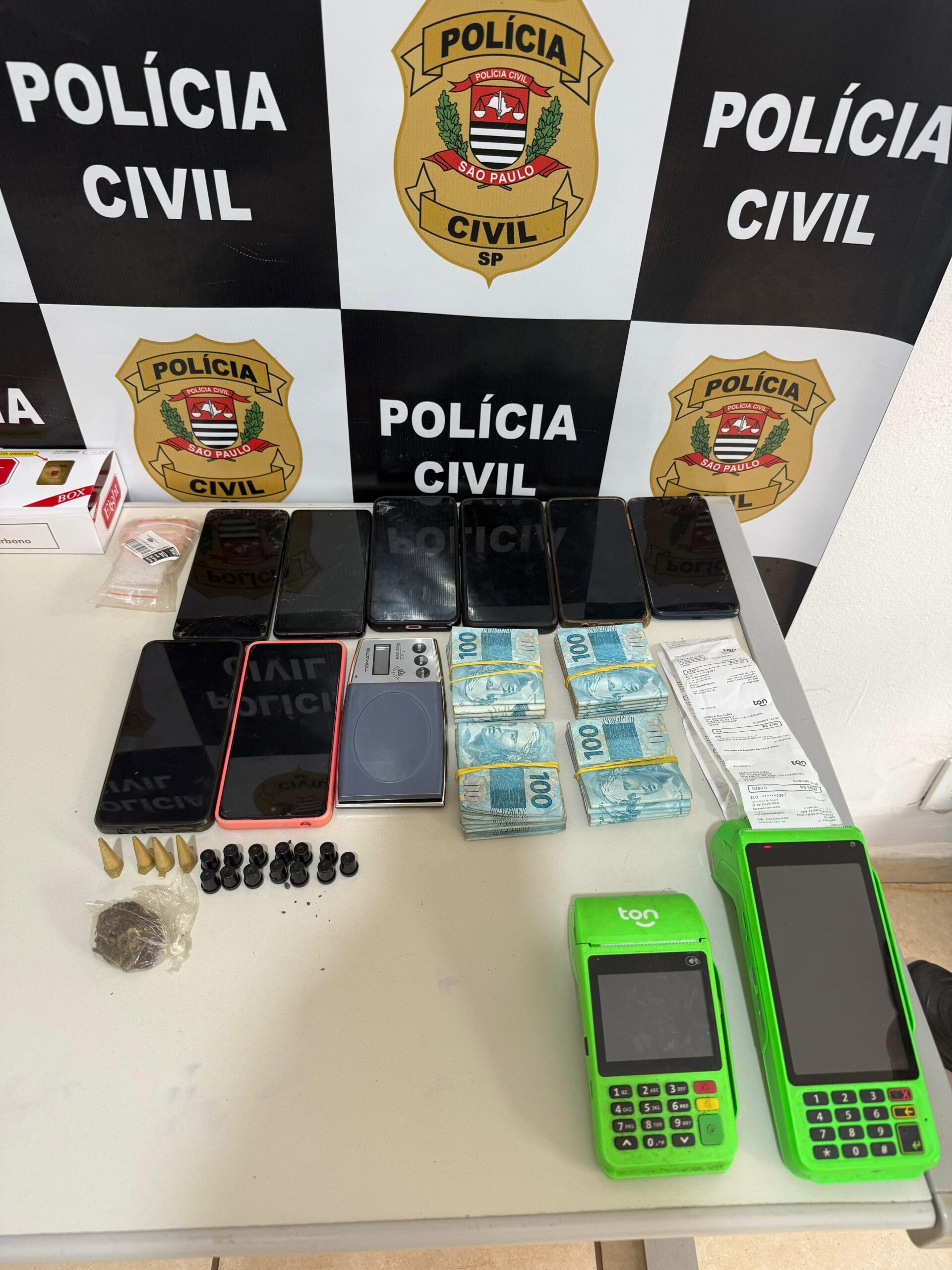 Operação Espinafre em Colina apreende drogas, dinheiro e 12 presos