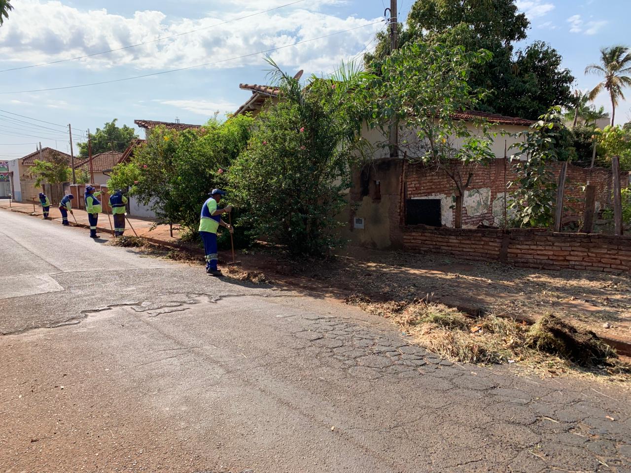 Secretaria de Zeladoria promove limpeza em canteiros e guias em diversas vias da cidade