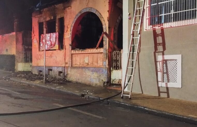 Incêndio na madrugada atinge imóvel abandonado na rua 16